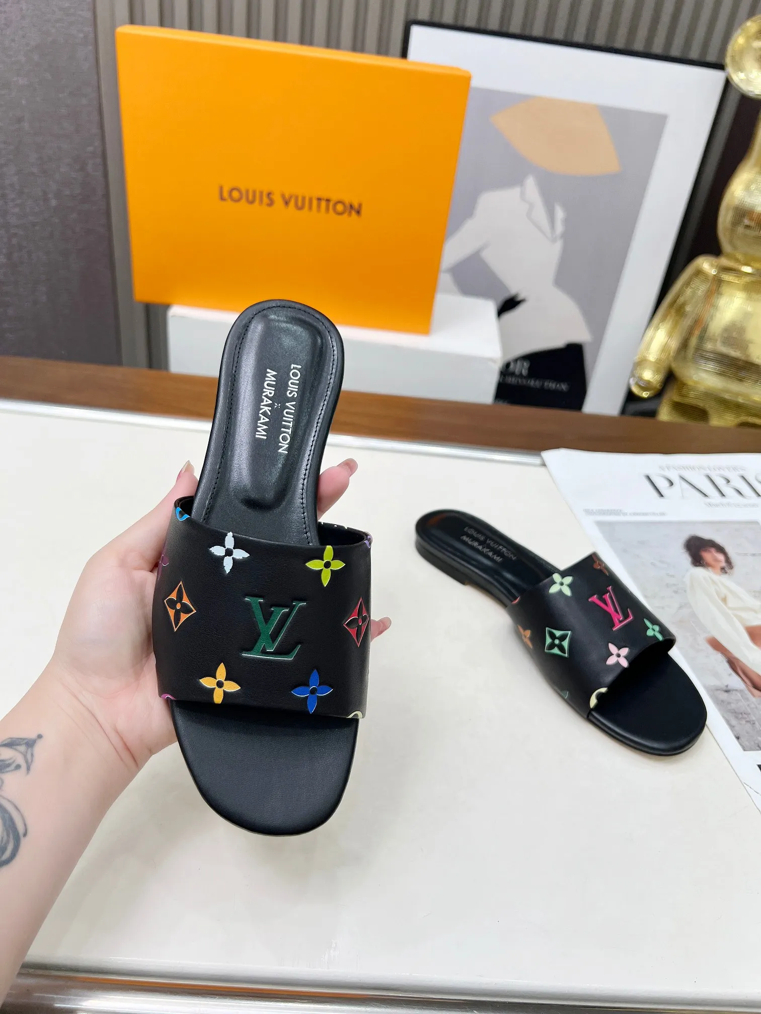 💕💕Factory direct selling price p380💕💕Vuiton’s latest 2025 spring and summer style. This sandal is from the Louis Vuitton The dotted LV logo on the upper brings a different visual feast to the hot summer. Color: coffee, white, black. Size: 35 to 40 (4142 can be customized, non-returnable and non-exchangeable) (leather sole can be customized +30 non-returnable and non-exchangeable)